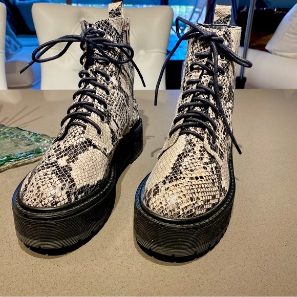 ♥️ Topshop UK 🇬🇧 Black and Cream Snakeskin Combat Boots. Size 8. GOOD AS NEW ! - Picture 3 of 11